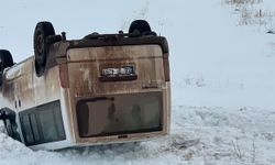 Kars'ta minibüs şarampole devrildi: 5 yaralı