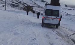 Kars'ta tipi nedeniyle 10 araç yolda mahsur kaldı