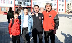 Katar'da mahsur kalan Türk sporcular, 26 saatlik yolculuğun ardından Kuşadası'na geldi