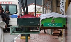 Kazada ölen 1 günlük sözlü çift, yan yana toprağa verildi