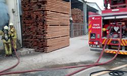 Kereste deposundaki yangını söndürmeye çalışırken yaralandı