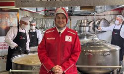 Kızılay Genel Başkanı Yılmaz, aşevinde yemek dağıttı