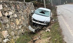 Kontrolden çıkan otomobil, istinat duvarına çarptı: 4 yaralı