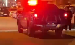 Köpeğin üzerinden otomobili ile geçip, sürükleyen sürücü gözaltında