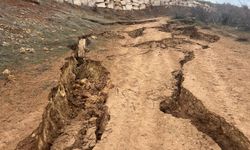 Köyde arazideki heyelan nedeniyle yolda derin çatlaklar oluştu