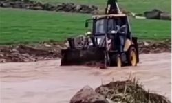 Mardin'de sağanak nedeniyle köprü yıkıldı, 'dünyanın en uzun adamı' yolda kaldı