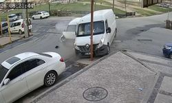 Minibüs ile hafif ticari aracın çarpıştığı kaza kamerada; 4 yaralı