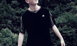 Minibüs, trafik levhası direğine çarptı; sürücü öldü, babası yaralandı