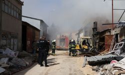 Mobilya deposunda yangın