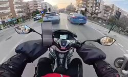 Motosikletiyle 2 aracın arasından geçmeye çalışan kurye kaza yaptı