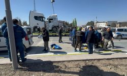 Motosikletiyle hafif ticari araca çarpan kurye öldü