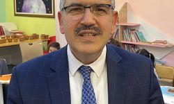 Öğrenciler, ustasından çömlek yapımını öğreniyor