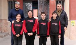 Okulda para toplayıp, 3 bakkalın veresiye defterini satın aldılar