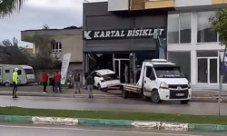 Osmaniye'de otomobilin iş yerine daldığı kaza kamerada