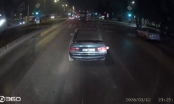 Oto kurtarıcıda yüklü otomobil, yola düştü; o anlar kamerada