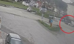 Otomobil ile hafif ticari aracın kavşakta çarpıştığı kaza kamerada