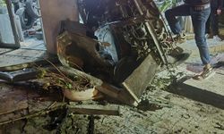 Otomobil, oto lastik mağazasına çarpıp devrildi; 1'i ağır, 3 yaralı