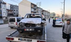 Otomobil park halindeki TIR'a çarptı: 1 yaralı