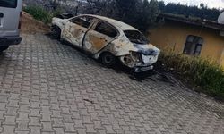 Otomobili kundaklayan şüpheli, alevlerin arasında kaldı