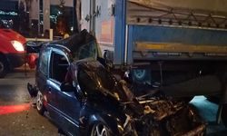 Otomobilin, park halindeki TIR'ın altına girdiği kaza kamerada