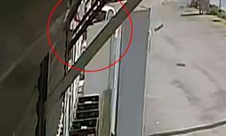 Otomobilin prefabrik iş yerlerine çarptığı anlar kamerada