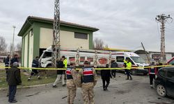 Otomobille çarpışan kamyonet, elektrik trafosunun duvarını yıktı