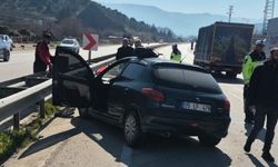 Otomobille kamyonet çarpıştı; 3 yaralı