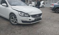 Otomobiller çarpıştı; aynı aileden 1'i çocuk 3 yaralı