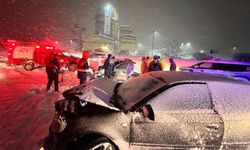 Otomobiller, kafa kafaya çarpıştı; 2'si çocuk 7 yaralı