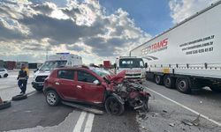 Park halindeki TIR'a çarpan otomobilin sürücüsü yaralandı