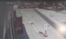 Rampada geri kayan vinç, 2 otomobili ezip, aydınlatma direği ile iş yerine çarptı