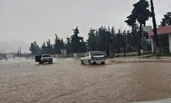 Şanlıurfa'da sağanak nedeniyle cadde ve sokaklar göle döndü