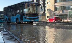 Sivas'ta ana şebeke borusu patladı; yol çöktü