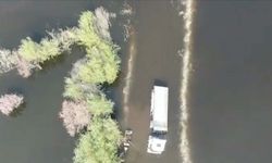 Suyla dolan yolda mahsur kalan TIR şoförü sandalla kurtarıldı