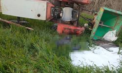 Tarlaya gübre atarken devrilen traktörün altında kalan sürücü öldü