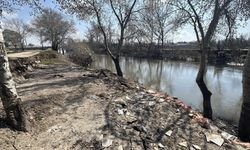 Taşkın yaşanan Tunca Nehri kıyısında çatlak ve göçükler oluştu