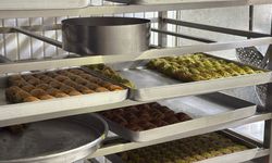 Tatlıcılarda ramazan mesaisi; iftar sofralarına baklava yetiştirmek için 12 saat çalışıyorlar