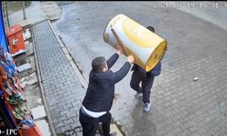 Tekel bayisinde taşlı sopalı kavga kamerada