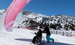 Tekerlekli sandalyede kayak yapma hayalini gerçekleştirdi