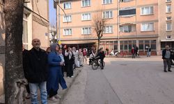 Teras katta yangın çıktı; bitişik binadaki kadın, kova ile pencereye çıkıp yardım istedi