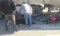 TIR, trafik ışıklarında motosiklet ile kamyona çarptı: 5 yaralı