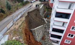 Trabzon'da istinat duvarı çöktü, 2 daire hasar gördü
