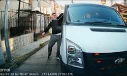 Trafikte tartıştığı kişinin kamyonetinin camını yumrukladı; o anlar kamerada
