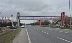 Üst geçide 20 metre mesafede otomobilin çarptığı yaya öldü