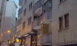 Üzerine çatıdan kar kütlesi düşen otomobil kullanılamaz hale getirdi