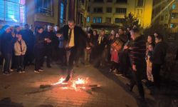 Vali Taşolar, yumurta tokuşturup, Nevruz ateşinin üzerinden atladı