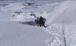 Van'ın İran sınır hattındaki askeri üs bölgelerinde 4 metre karla mücadele