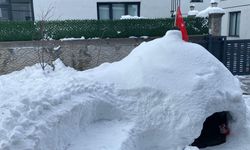 Yağışı eğlenceye dönüştüren çocuklar, kardan ev yaptı