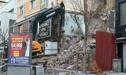 Yıkım sırasında yandaki binanın taşıyıcı kolonu hasar gördü; 21 daire boşaltıldı