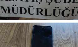 Yolda yürüyen kadının poşetteki telefonunu çalan kapkaççı kamerada